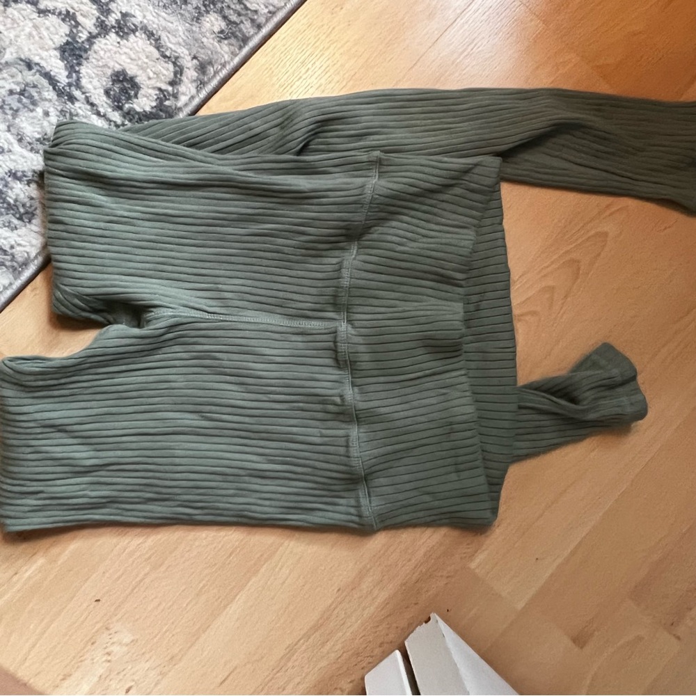 Kate Quinn pants large